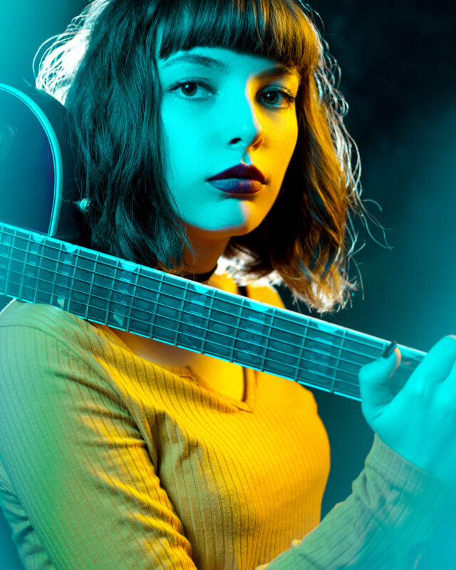girl_with_guitar